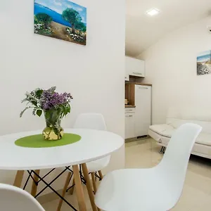  Apartment Mira